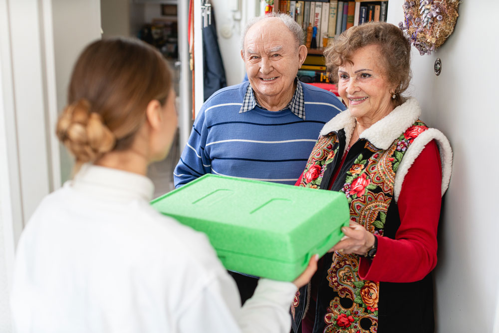 Rentnerpaar empfängt Essen vor der Wohnung